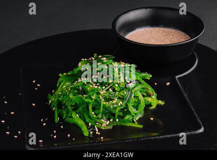 Insalata di alghe wakame con semi di sesamo Foto Stock