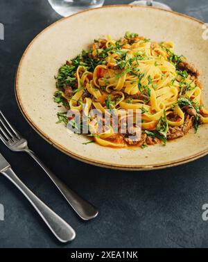 Tagliatelle di pasta all'uovo con salsa bolognese di carne e pomodoro Foto Stock