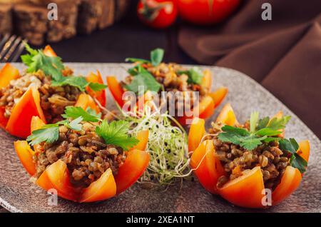 Gustosi pomodori ripieni rossi con riso e carne macinata Foto Stock