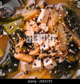 Zuppa tradizionale di miso con alghe wakame Foto Stock