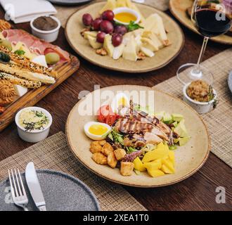 Antipasto Italiano - vari tipi di prosciutto, formaggio e grissini Foto Stock