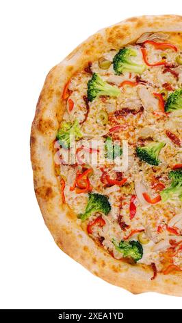 Pizza italiana fresca con filetto di pollo, funghi, broccoli, formaggio bianco Foto Stock