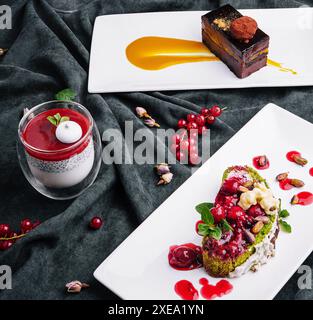Budino di Chia, tiramisù e matcha roll Foto Stock