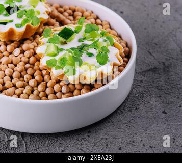 Tzatziki - tradizionale salsa greca di yogurt con cetriolo Foto Stock