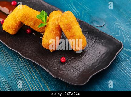 Strisce di pollo impanate con ketchup di pomodoro Foto Stock