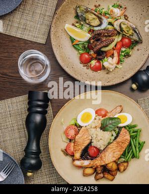 Diversi tipi di piatti a base di pesce con vino bianco Foto Stock