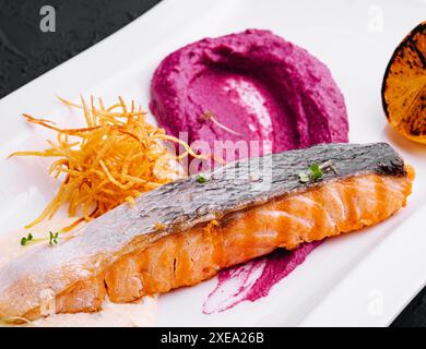 Salmone con purea di barbabietole e salsa panna Foto Stock