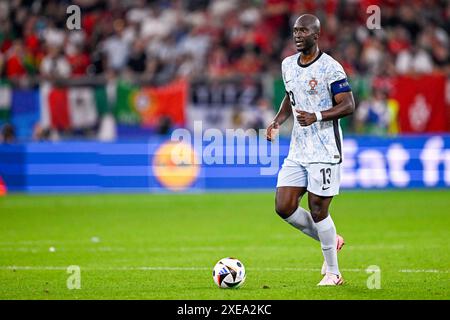 GELSENKIRCHEN, GERMANIA - GIUGNO 26: Danilo del Portogallo corre con la palla durante la partita del gruppo F - UEFA EURO 2024 tra Georgia e Portogallo all'Arena AufSchalke il 26 giugno 2024 a Gelsenkirchen, Germania. (Foto di Pablo Morano/BSR Agency) Foto Stock