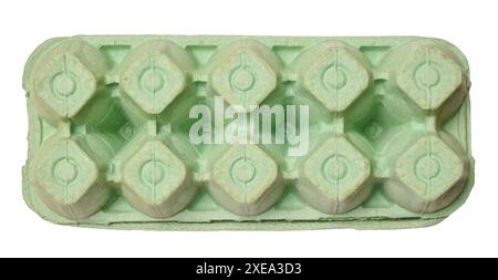Scatola di cartone per uova riciclate verdi su sfondo isolato, conservazione Foto Stock