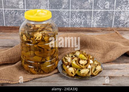 Peperoni greci dorati sottaceto, peperoncino o friggitello (toscano, Stavros, Capsicum annuum). I peperoni caldi sono marinati, sottaceto. Peperoni sottaceto in a. Foto Stock