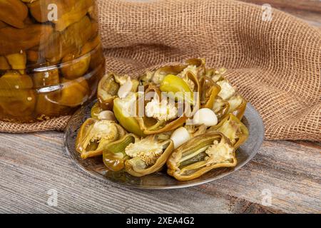 Peperoni greci dorati sottaceto, peperoncino o friggitello (toscano, Stavros, Capsicum annuum). I peperoni caldi sono marinati, sottaceto. Peperoni sottaceto in a. Foto Stock