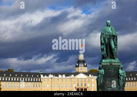 Monumento di Karl Friedrich sulla Schlossplatz a Karlsruhe, Germania Foto Stock