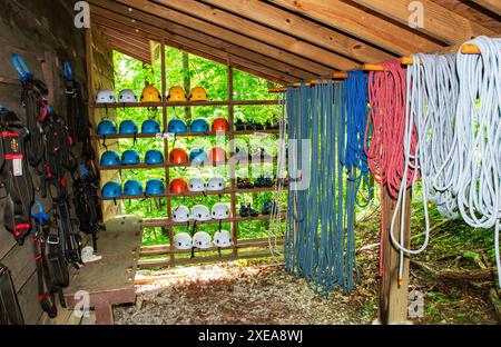 La capanna per arrampicate dove l'attrezzatura da arrampicata viene immagazzinata ed essiccata presso la North Carolina Outward Bound School, campo base di Table Mountain. Carolina del Nord. Foto Stock