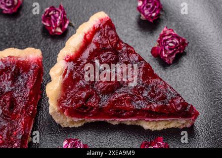 Deliziosa torta dolce profumata con ciliegie su un piatto di ceramica Foto Stock