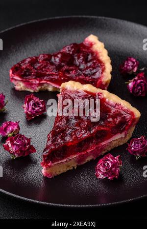 Deliziosa torta dolce profumata con ciliegie su un piatto di ceramica Foto Stock