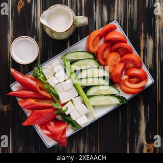 Verdure tritate con formaggio di capra su un piatto Foto Stock