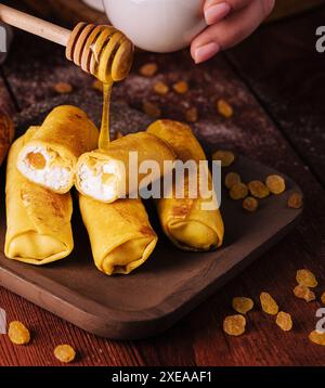 Pancake dolci arrotolati con formaggio fresco Foto Stock