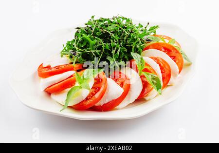 Tradizionale insalata italiana di capriccio pomodoro mozzarella e basilico Foto Stock