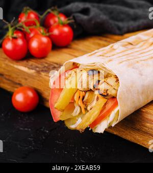 Shawarma rustico con patatine fritte, funghi, pollo nel pane pita Foto Stock