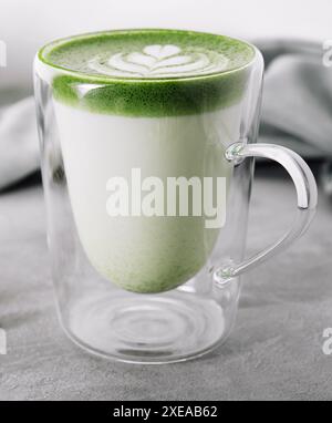 Latte matcha verde in vetro primo piano Foto Stock