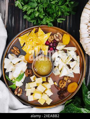 Diversi tipi di deliziosi formaggi e spuntini Foto Stock