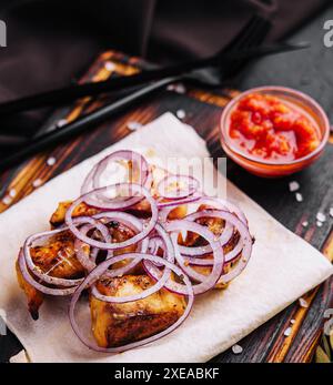 Kebab di pollo alla griglia con cipolle rosse Foto Stock