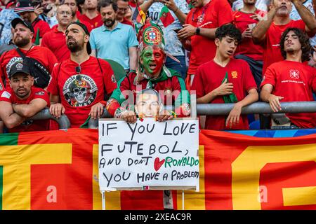 Portogallo Ronaldo fan Georgien vs. Portogallo, Herren, Fussball, 3. Spieltag, EURO 2024, 26.06.2024, Europameisterschaft, gruppo F foto: Eibner-Pressefoto/Bahho Kara Foto Stock