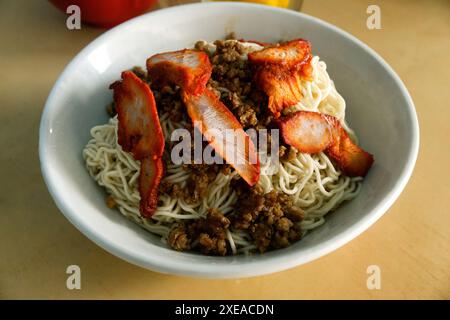 Una ciotola di kolo mee, il famoso piatto di tagliatelle e carne di Kuching, Sarawak, Malesia Foto Stock