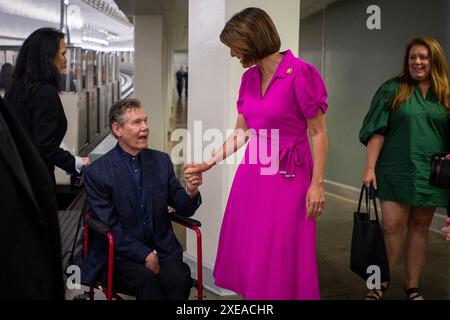 Washington, Vereinigte Staaten. 26 giugno 2024. Randy Travis, artista di registrazione, a sinistra, è accolto dal rappresentante degli Stati Uniti Cathy McMorris Rodgers (repubblicano di Washington), a destra, mentre arriva per un comitato della camera sulla giustizia | sottocommissione sui tribunali, la proprietà intellettuale, e l'udienza su Internet "radio Music and Copyrights: 100 anni di ingiustizia per la registrazione Artists nel Rayburn House Office Building a Washington, DC, mercoledì 26 giugno 2024. Credito: Rod Lamkey/CNP/dpa/Alamy Live News Foto Stock