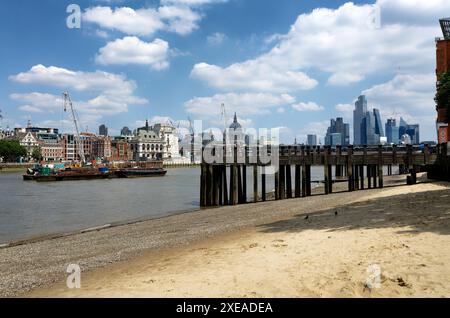 St Pauls Cathedral e il quartiere finanziario di Londra, vista dalla spiaggia sul fiume Tamigi Southbank con il cielo estivo blu. Foto Stock
