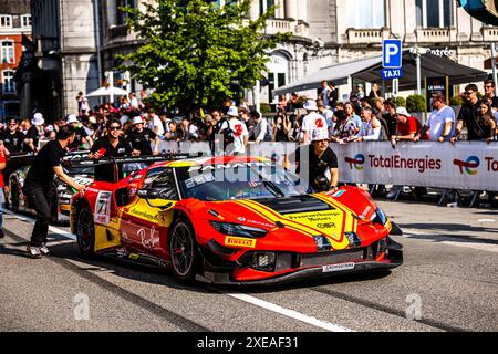 Stavelot, Belgio. 26 giugno 2024. 71 NEUBAUER Thomas (fra), ABRIL Vincent (mco), VIDALES David (esp), Ferrari 296 GT3, ambiance, sfilata durante la 24 ore di Spa CrowdStrike 2024, seconda gara della 2024 GT World Challenge Europe Endurance Cup, dal 26 al 30 giugno 2024 sul circuito di Spa-Francorchamps, a Stavelot, Belgio - Photo Damien Saulnier/DPPI Credit: DPPI Media/Alamy Live News Foto Stock