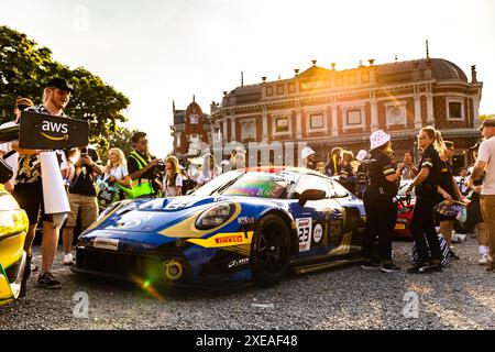 Stavelot, Belgio. 26 giugno 2024. 23 EVANS Jaxon (nzl), ERIKSSON Joel (swe), PREINNING Thomas (aut), Porsche 911 GT3 R, ambiance, sfilata durante la 24 ore di Spa 2024 CrowdStrike, 2a gara della 2024 GT World Challenge Europe Endurance Cup, dal 26 al 30 giugno 2024 sul circuito di Spa-Francorchamps, a Stavelot, Belgio - foto Damien Saulnier/DPPI credito: DPPI Media/Alamy Live News Foto Stock