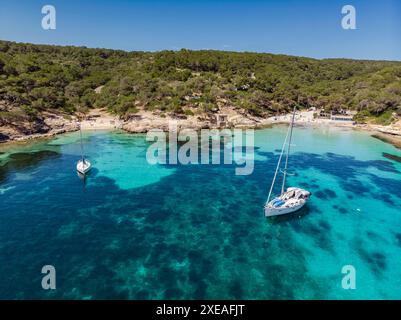 Barca a vela al di ancoraggio Foto Stock