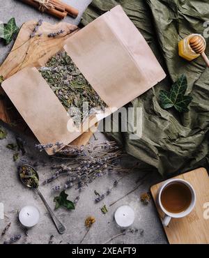 Foglie di tè secche e fresche con tè, miele e cannella Foto Stock