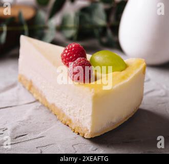 Gustosa cheesecake ai lamponi da vicino Foto Stock