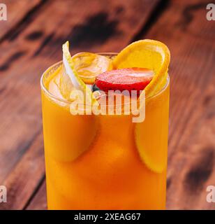 Cocktail rinfrescante con frutta Foto Stock