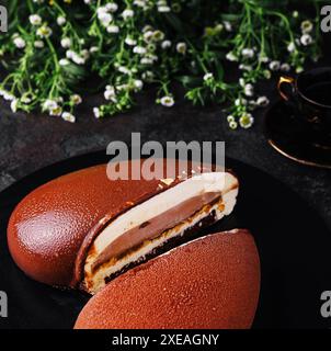 Mousse Cake Snickers su piatto nero Foto Stock