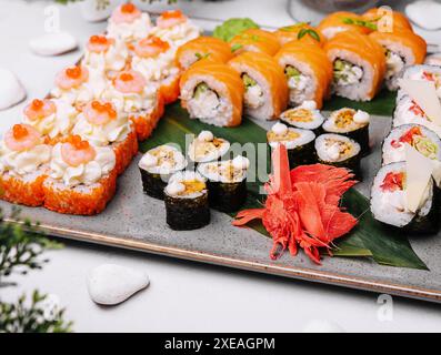 Sushi fresco tradizionale cibo giapponese su un grande piatto Foto Stock