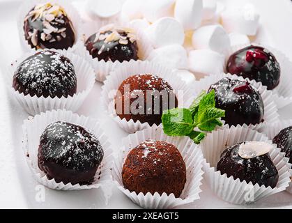 Scatole con gustose caramelle al cioccolato con marshmallow Foto Stock