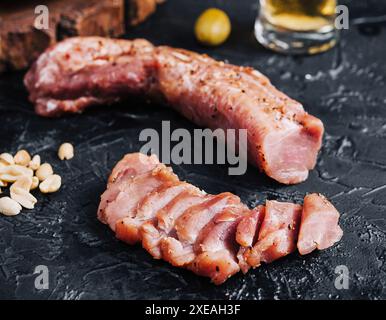 Stuzzichini con birra preparati su tavola di pietra Foto Stock