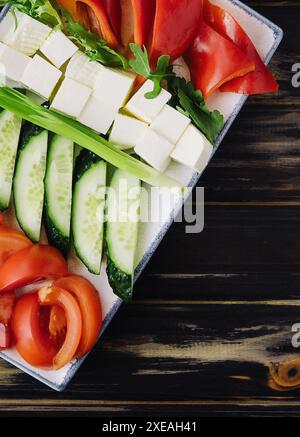 Verdure tritate con formaggio di capra su un piatto Foto Stock