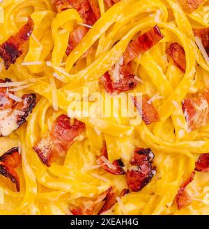 Pasta con pancetta e basilico da vicino Foto Stock