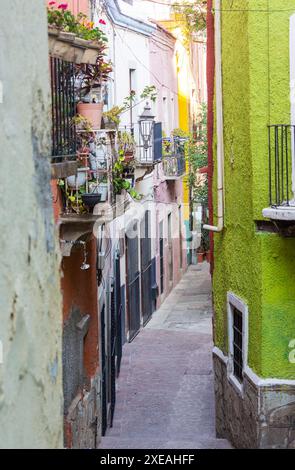 Pittoresco vicolo del villaggio di Guanajuato, Messico Foto Stock