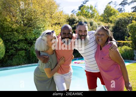 Gruppi diversi di amici anziani che si abbracciano e sorridono vicino alla piscina all'aperto Foto Stock