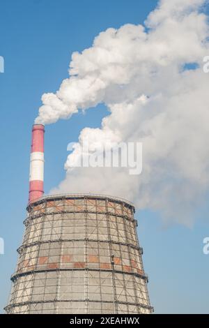 Il lavoro di un impianto petrolchimico. Il fumo proviene dal camino. Foto Stock