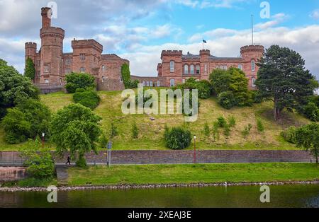 Castello sul fiume Ness a Inverness, Inverness-shire, Scozia Foto Stock
