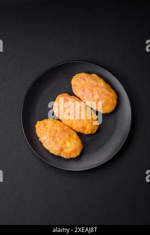 Deliziose cotolette a vapore con carote, formaggio, sale e spezie Foto Stock