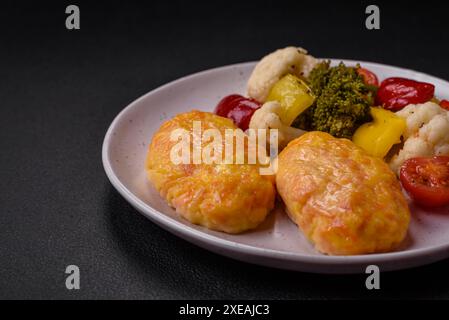 Deliziose cotolette a vapore con carote, formaggio, sale e spezie Foto Stock