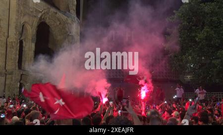 Berlino, Germania. 27 giugno 2024. Calcio: Calcio, UEFA Euro 2024, Campionato europeo, Repubblica Ceca - Turchia, turno preliminare, gruppo F, giornata 3, Ku'damm Berlino, i tifosi turchi celebrano la vittoria della loro squadra. Crediti: Cevin Dettlaff/dpa/Alamy Live News Foto Stock