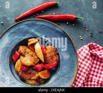 Cosce di pollo grigliate con patate al forno Foto Stock